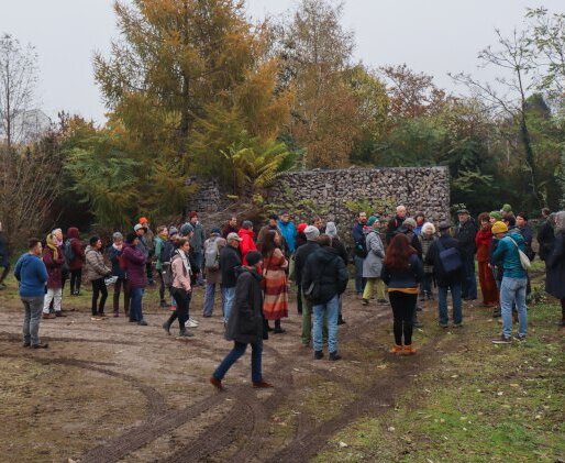 Urban-Gardening-Interessierte nehmen an einer Geländebegehung am Ostring bei der ersten Ideenwerkstatt teil.