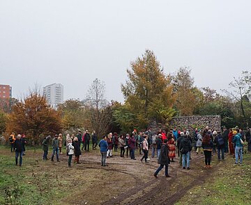 Urban-Gardening-Interessierte nehmen an einer Geländebegehung am Ostring bei der ersten Ideenwerkstatt teil.