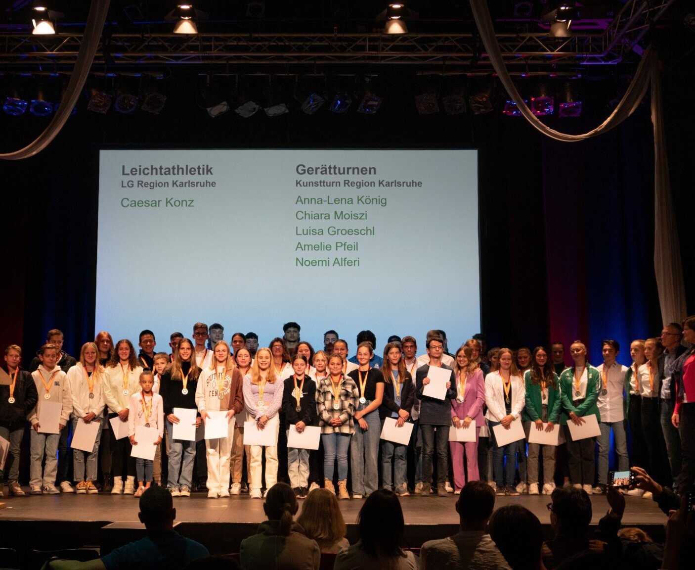 Herausragendes geleistet: Die jungen Karlsruher Sportlerinnen und Sportler freuen sich über die Ehrung durch Bürgermeister Martin Lenz und Silke Hinken vom Schul-und Sportamt (rechts).