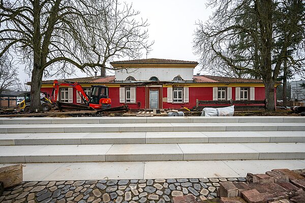 Blick auf das denkmalgeschützte Vereinsheim auf dem ehemaligen Sportgelände des FV Daxlanden während Sanierungsmaßnahmen. Hier soll ein neuer gastronomischer Treffpunkt im Quartier entstehen