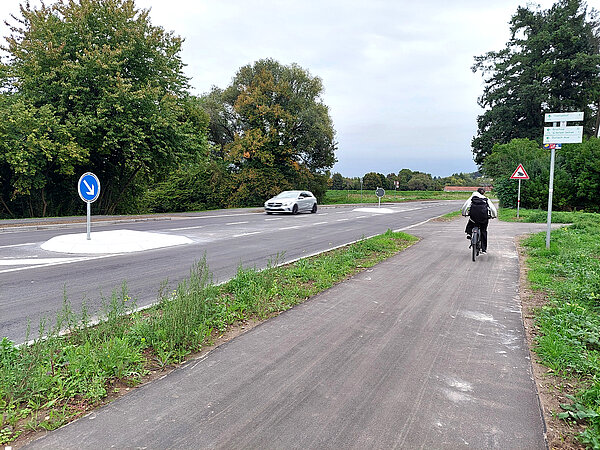 Das Foto zeigt den neuen Radweg an der Badener-Straße in Richtung Durlach.