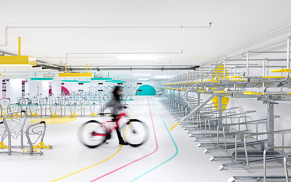 Das Foto zeigt das Fahrradparkhaus Süd am Hauptbahnhof.