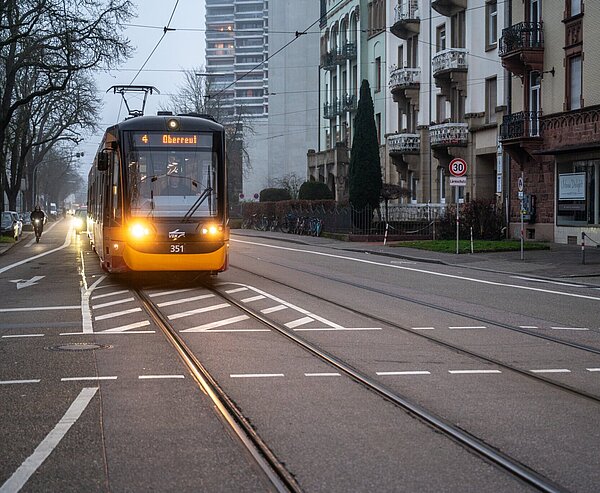 Stadtbahn der Linie 4 nach Oberreut auf der Haid-und-Neu-Straße