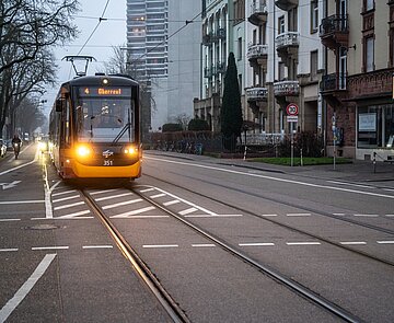 Stadtbahn der Linie 4 nach Oberreut auf der Haid-und-Neu-Straße