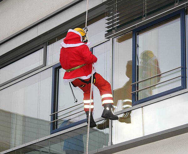 Nikolaus am Seil: Die Höhenretter der Feuerwehr rückten zu einem besonderen Einsatz in der Kinderklinik mit Bescherung aus.