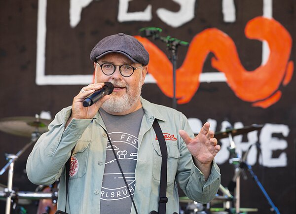 Martin Wacker, Geschäftsführer der KME, begrüßt das FEST-Publikum.
