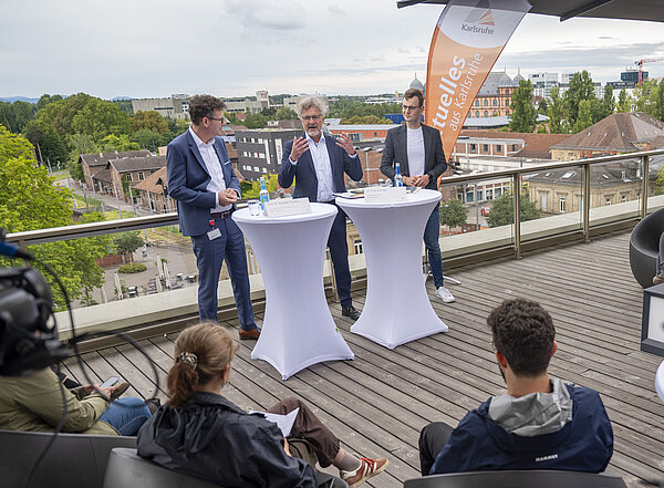 Impression von der Sommer-PK von OB Mentrup auf der Dachterrasse des KVV-Gebäudes.