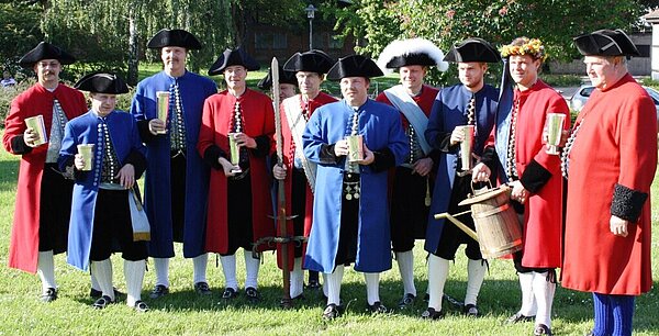 Einige Halloren in ihren traditionellen Gewändern