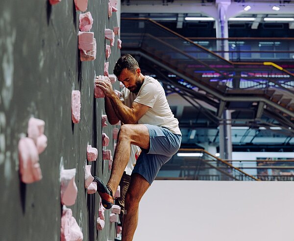 Özlem Günyol und Mustafa Kunt an der "Free Solo"-Installation.