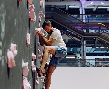 Özlem Günyol und Mustafa Kunt an der "Free Solo"-Installation.