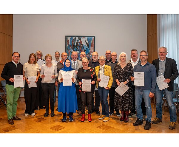 15 Bürgermentoren wurden samt Organisationsteam durch Bürgermeister Käuflein (Mitte) im Haus Solms geehrt.