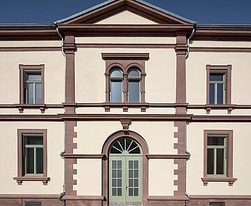 Fassadenansicht des Haupteingangs der Federbachschule