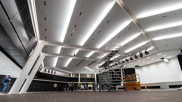 Ansicht der noch unvollendeten Gestaltung der  Innenräume und Säle der Stadthalle