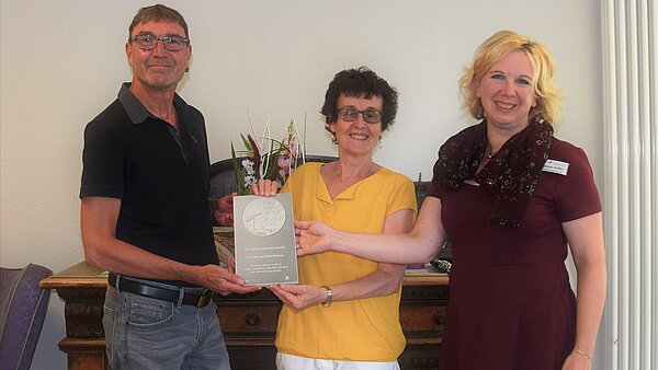 Übergabe der Majolika-Würdigungstafel