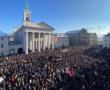 Rund 20.000 Menschen kamen zur Großdemonstration für Demokratie und gegen Rechts. 