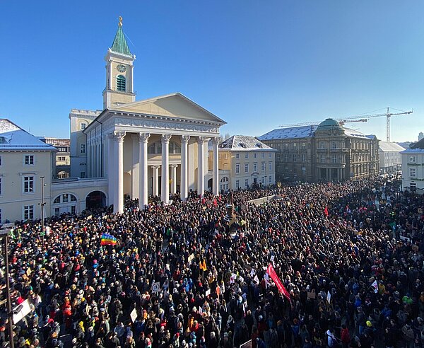 Rund 20.000 Menschen kamen zur Großdemonstration für Demokratie und gegen Rechts. 