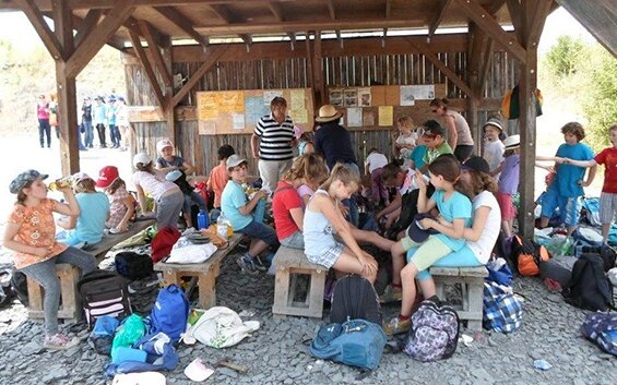 Kinder beim Picknick