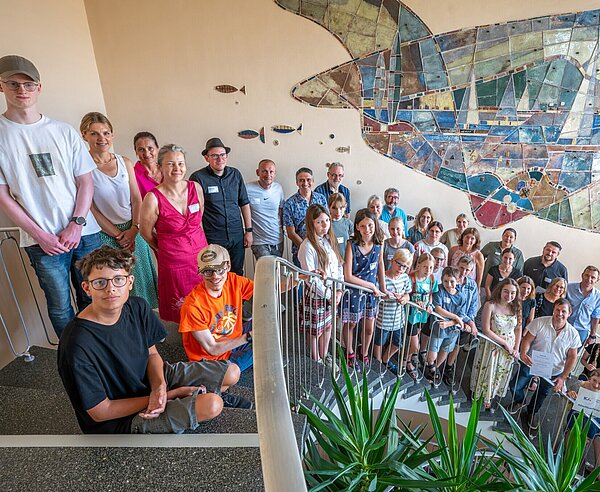 Zufriedene Gesichter der Klimateams der Karlsruher Schulen bei der jährlichen Prämienübergabe im Exotenhaus des Karlsruher Zoo. 