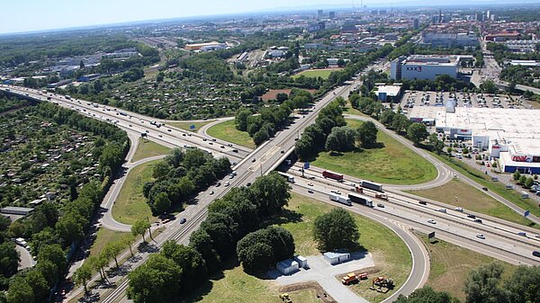 Luftaufnahme des Autobahnkreuzes an der Durlacher Allee