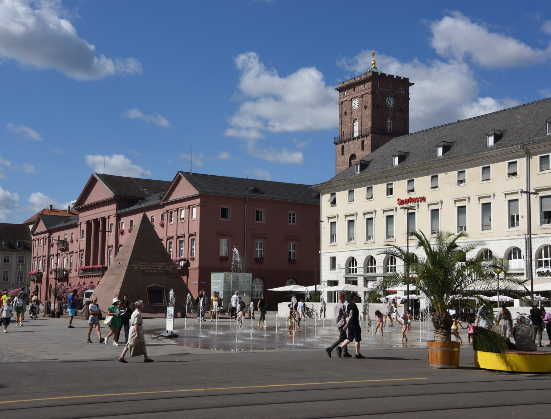 Die Wasserspiele sorgen im Sommer für eine Erfrischung auf dem Marktplatz.