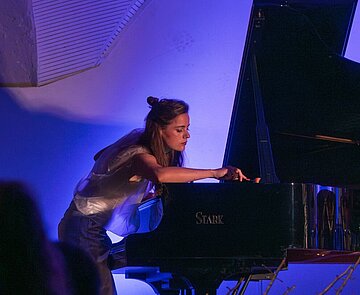 Musikerin spielt an Piano