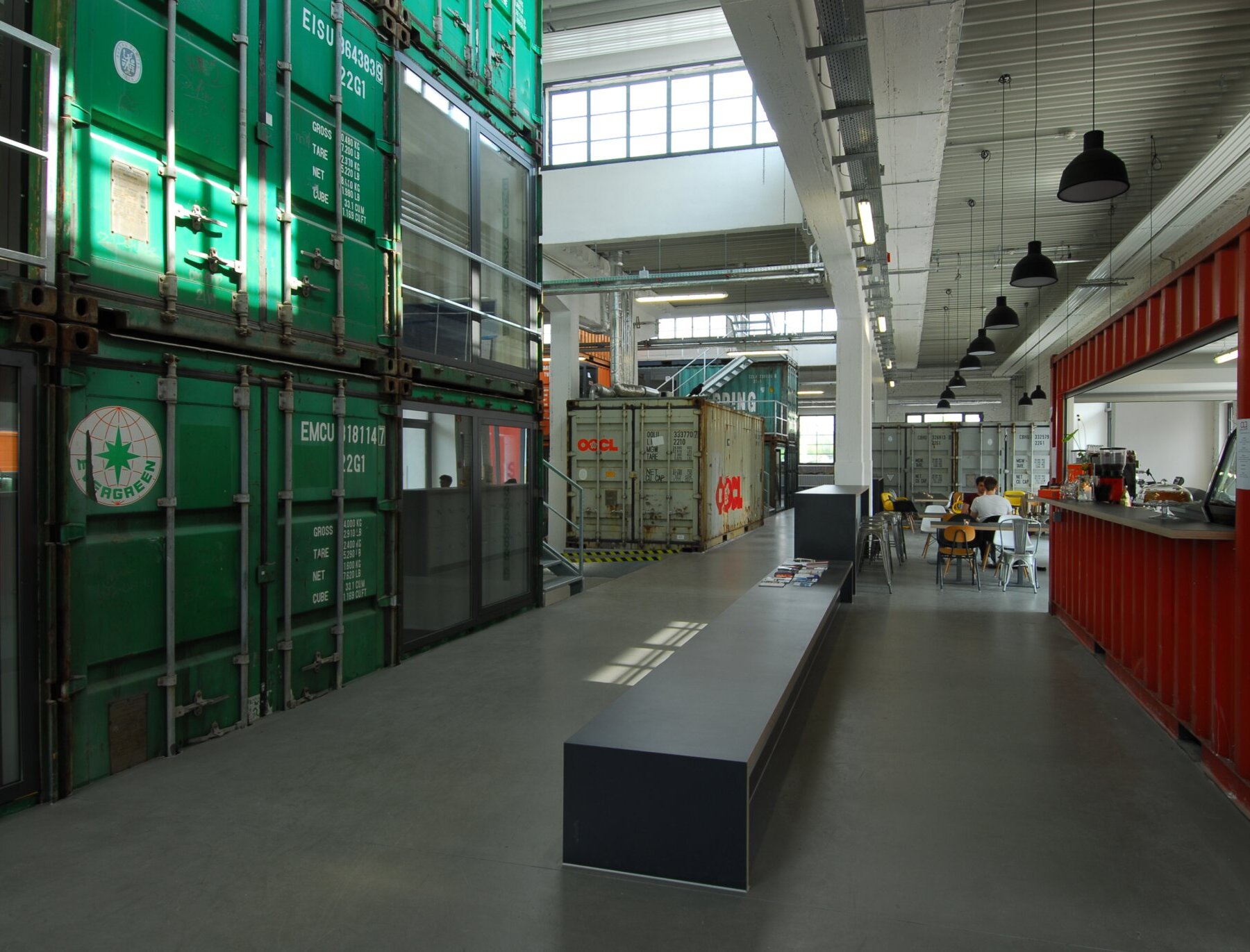 Grüne und rote Container im Perfekt Futur.