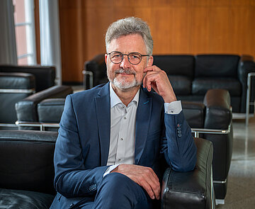 Oberbürgermeister Dr. Frank Mentrup sitzt auf einer Couch vor dem Bürgersaal im Rathaus am Marktplatz