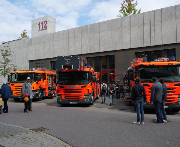 Feuerwehrautos stehen vor der Hauptferwache