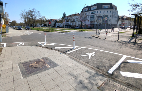 Kreuzung Felix-Mottl-Straße und Seldeneckstraße – Mithilfe von Markierungen und Pollern wurden die Querungslängen über die Fahrbahnen reduziert und die notwendigen Sichtbeziehungen hergestellt.