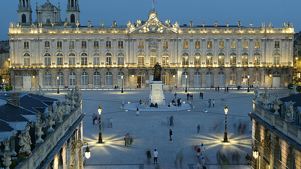 Zentraler Platz Stanislas mit Beleuchtung am Abend mit Rathaus im Hintergrund
