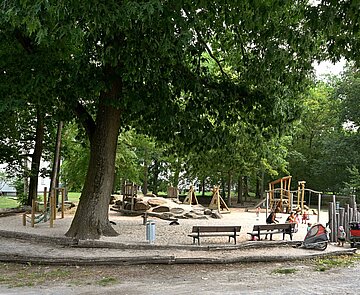 Der Indianaspielplatzes in der Nordstadt von Karlsruhe mit Klettergerüst, Rutsche, Sandspielplatz und Schaukeln