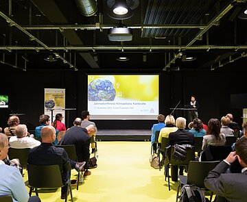 Bürgermeisterin Bettina Lisbach hält Rede vor den versammelten Mitgliedern und Interessierten bei der ersten Jahreskonferenz der Klimaallianz Karlsruhe.