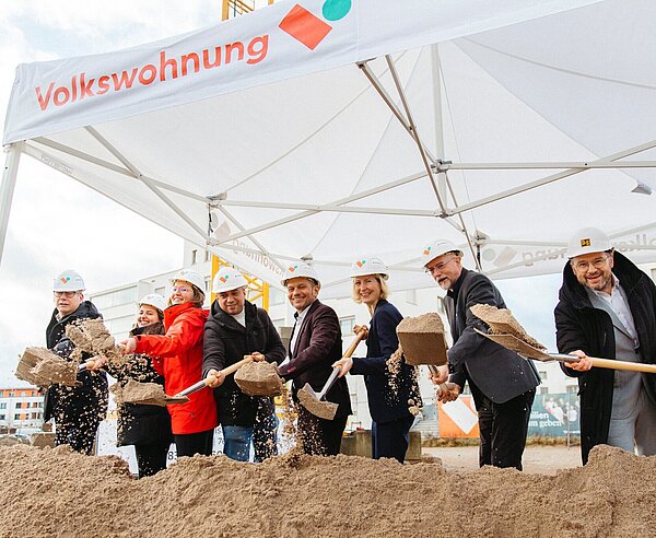 Beim Spatenstich waren unter anderem Vertreter der Bau- und Planungsfirmen sowie der Stadt vor Ort.