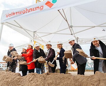 Beim Spatenstich waren unter anderem Vertreter der Bau- und Planungsfirmen sowie der Stadt vor Ort.