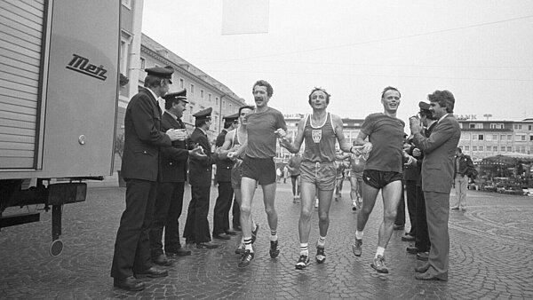 Freundschafts-Staffellauf von Feuerwehrleuten aus Karlsruhe und Nancy anlässlich des 30-jährigen Bestehens der Städtepartnerschaft Karlsruhe-Nancy 