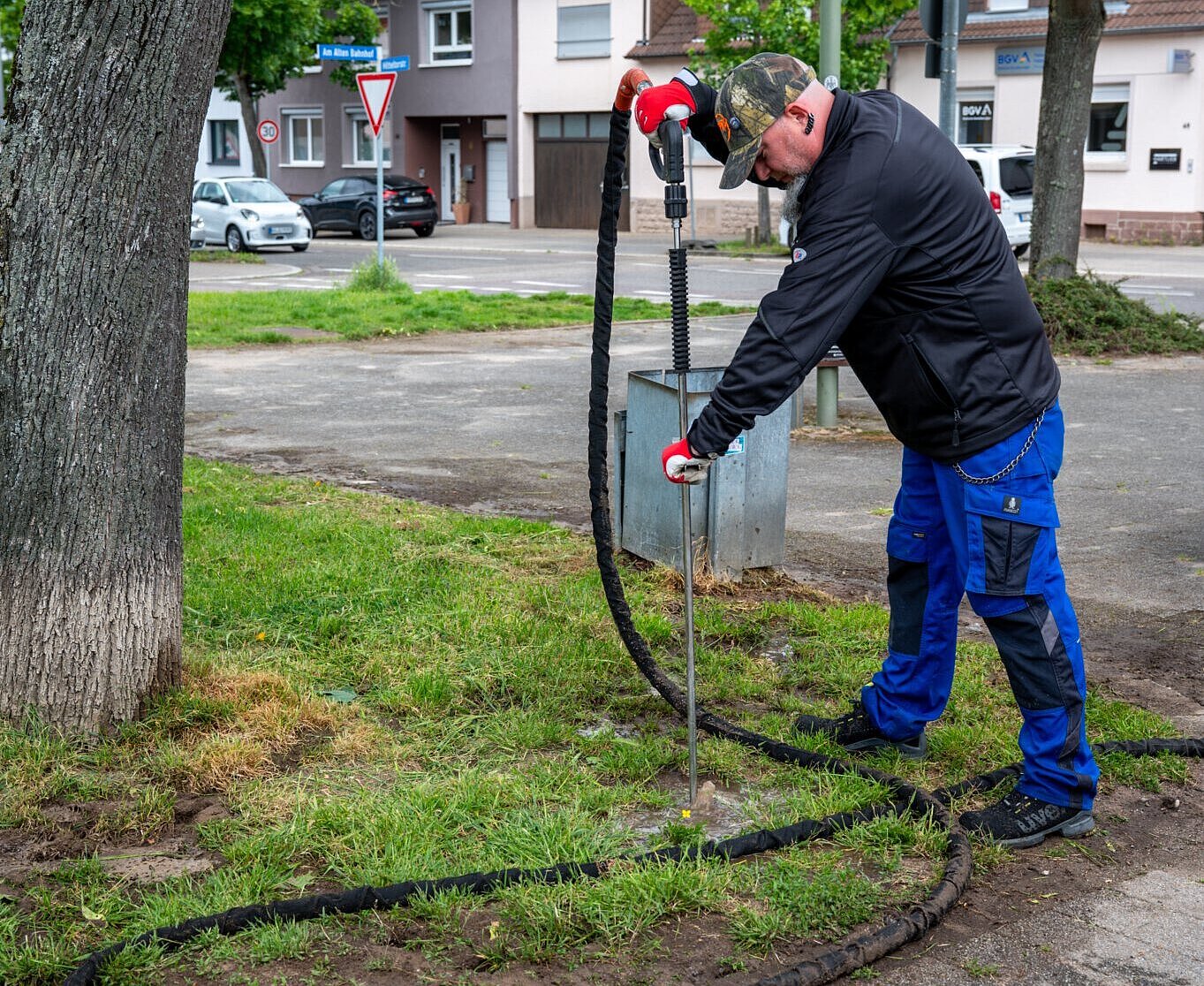 Der Schädlingsbekämpfer Maximilian  Wierzewski beim Einsatz mit dem Heißwasserdampfgerät zur Bekämpfung der invasiven Art Tapinoma Magnum.