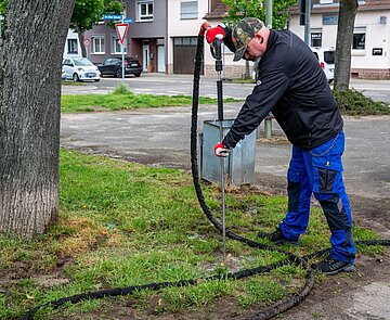 Der Schädlingsbekämpfer Maximilian  Wierzewski beim Einsatz mit dem Heißwasserdampfgerät zur Bekämpfung der invasiven Art Tapinoma Magnum.