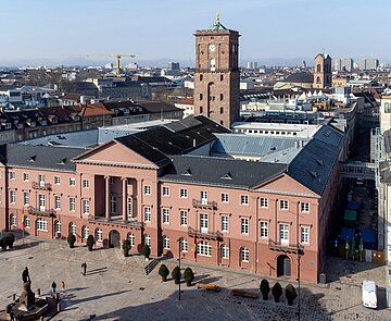 Blick auf das Rathaus von oben Richtung Westen