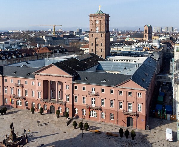 Blick auf das Rathaus von oben Richtung Westen