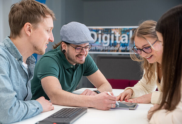 Junge Menschen beim gemeinsamen Austausch