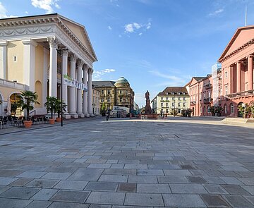 Marktplatz  mit Stadtkirche und Rathaus bei gutem Wetter mit Blick Richtung Süden