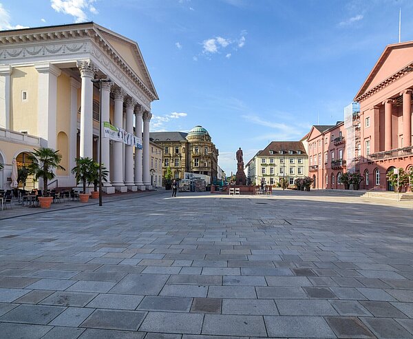 Marktplatz  mit Stadtkirche und Rathaus bei gutem Wetter mit Blick Richtung Süden