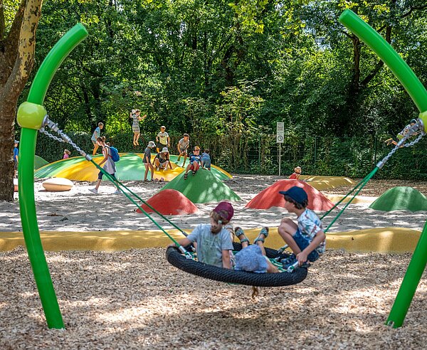 Spielende Kinder auf dem Zentralspielplatz im Zoologischen Stadtgarten
