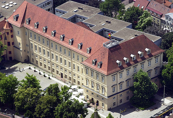 Gelbes Gebäude mit Badischer Fahne