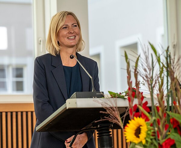 Sozialbürgermeisterin Yvette Melchien vor Rednerpult bei Ihrer Amtseinführung