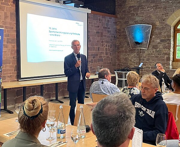 Bürgermeister Martin Lenz bei der Begrüßungsansprache und die Gäste der Veranstaltung.