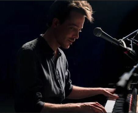 Der Musiker Lukas DeRungs spielt am Klavier.