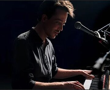 Der Musiker Lukas DeRungs spielt am Klavier.