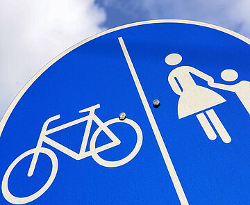 Das Foto zeigt das Verkehrsschild "Getrennter Rad- und Fußweg".