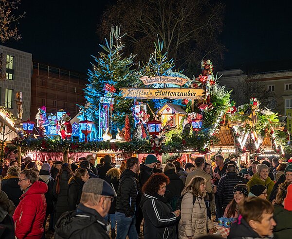 Gut besuchter Stand "Koffler's Hüttenzauber" auf dem Christkindlesmarkt
